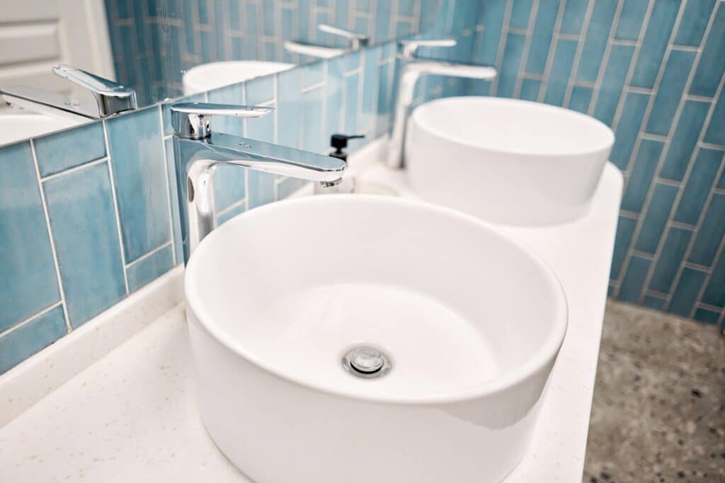 double vasque dans une salle de bains