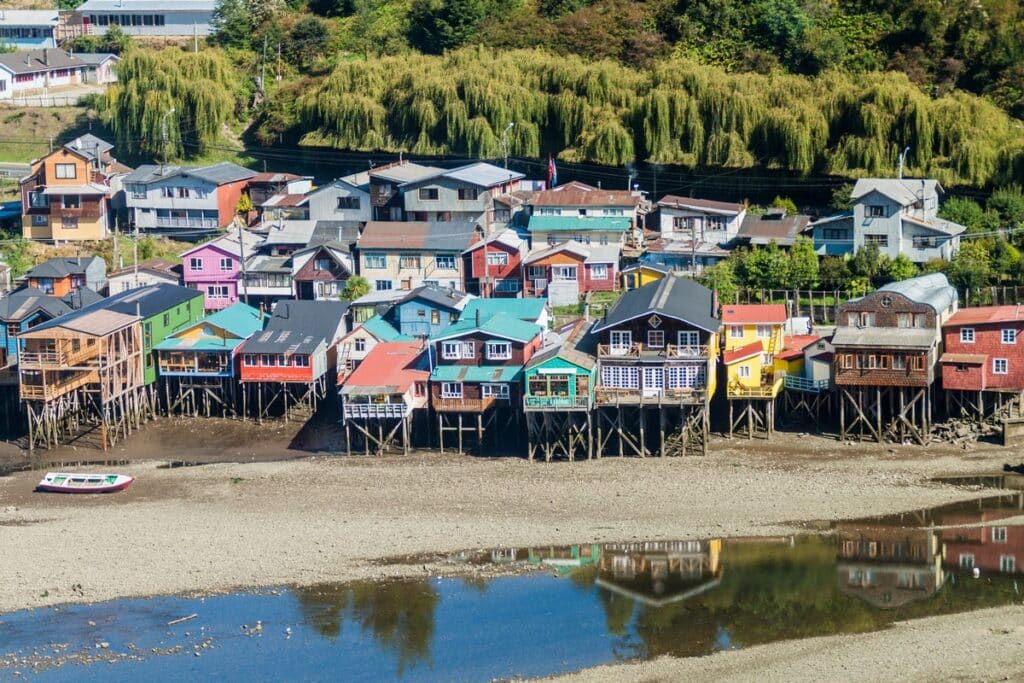 Les palafitos de l’île de Chiloé : comprendre une architecture née du rivage