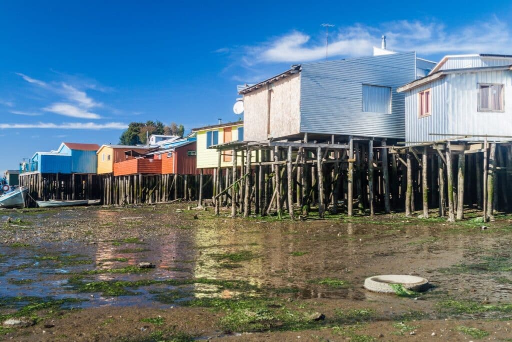 palafitos de Chiloé à marée basse