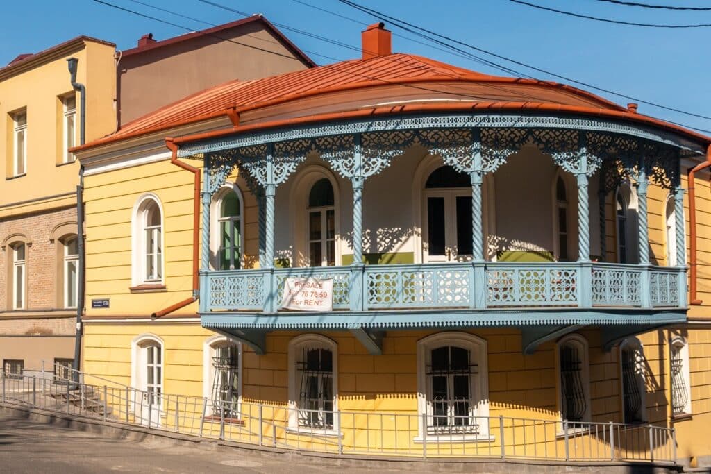 maison traditionnelle avec balcon à Tbilisi