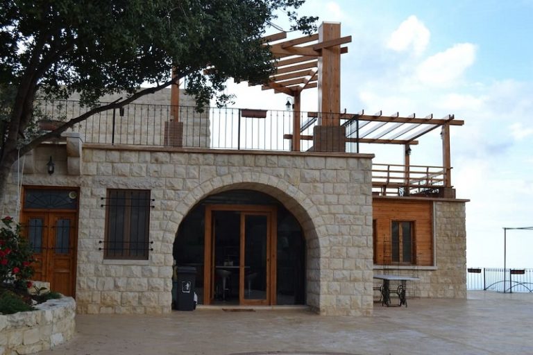 Maison libanaise en pierre alliant tradition et modernisme