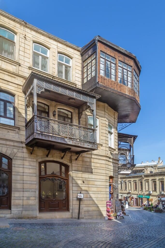 maison à balcon dans le vieux Bakou