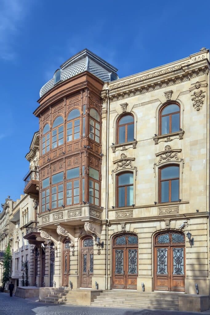 maison à balcon dans le vieux Bakou