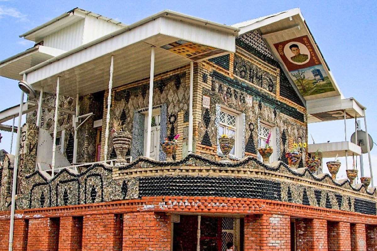 maison en bouteille de verre à Ganja