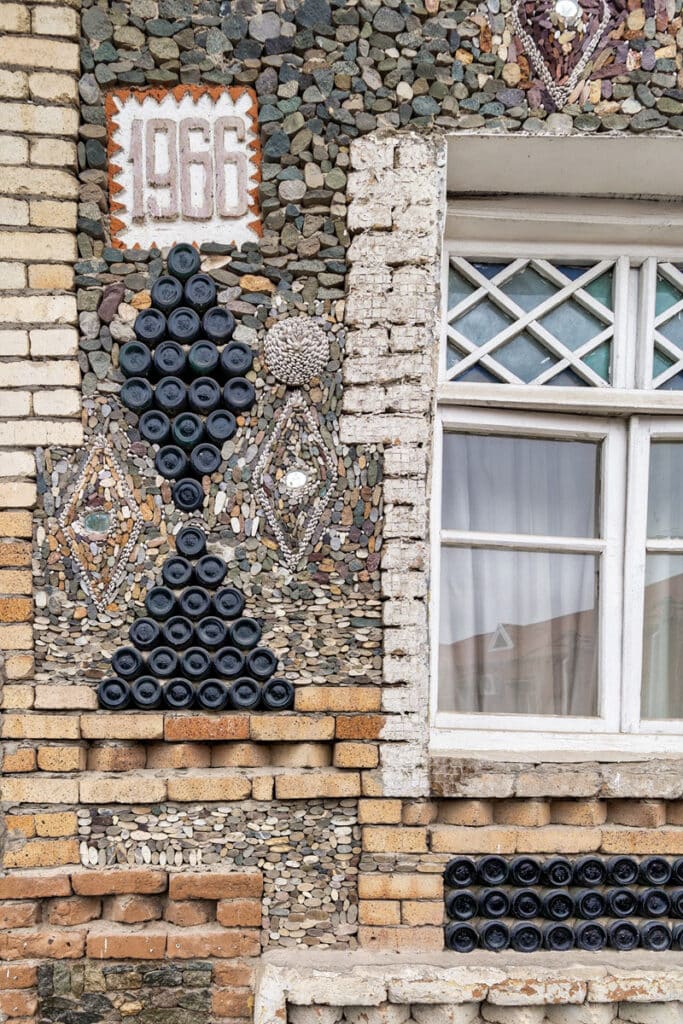 mosaique et fenêtre bottle house ganja
