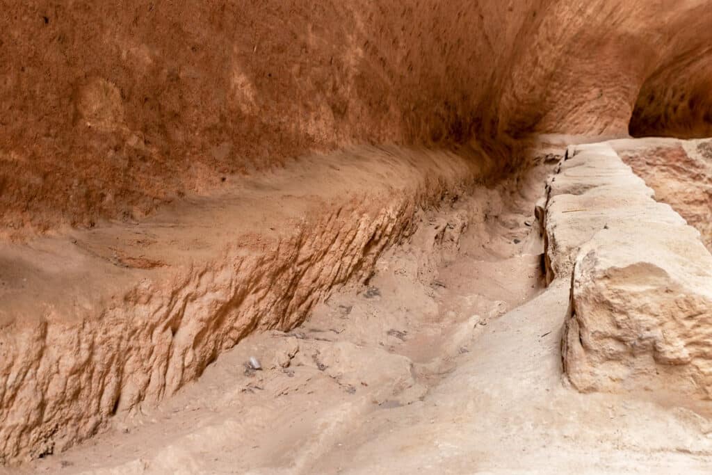 chenal de collecte d'eau coupé dans le mur le long de toute la gorge d'Al Siq à Pétra