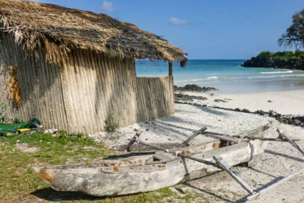 hutte traditionnelle comorienne sur la plage