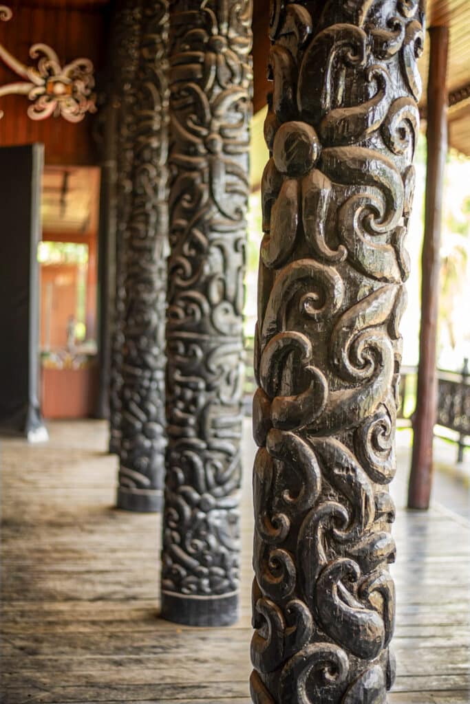 poteaus sculptés d'une maison longue dayak