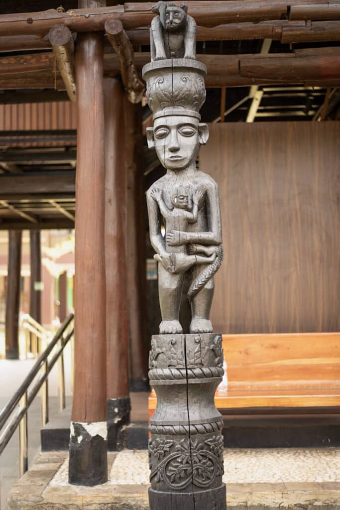 sculpture en bois maison longue dayak