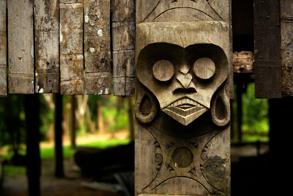 sculpture en bois sur maison longue