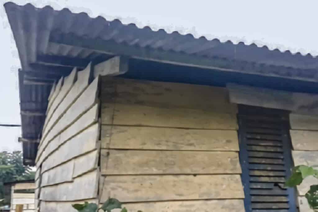 gros plan maison en planche de bois en Guinée Équatoriale