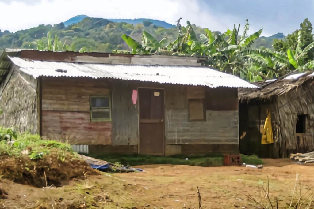 maison en planche de bois en Guinée Équatoriale