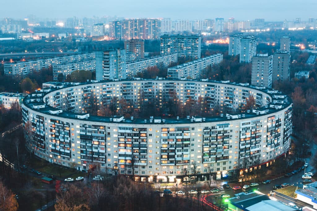 immeuble rond de Moscou de nuit