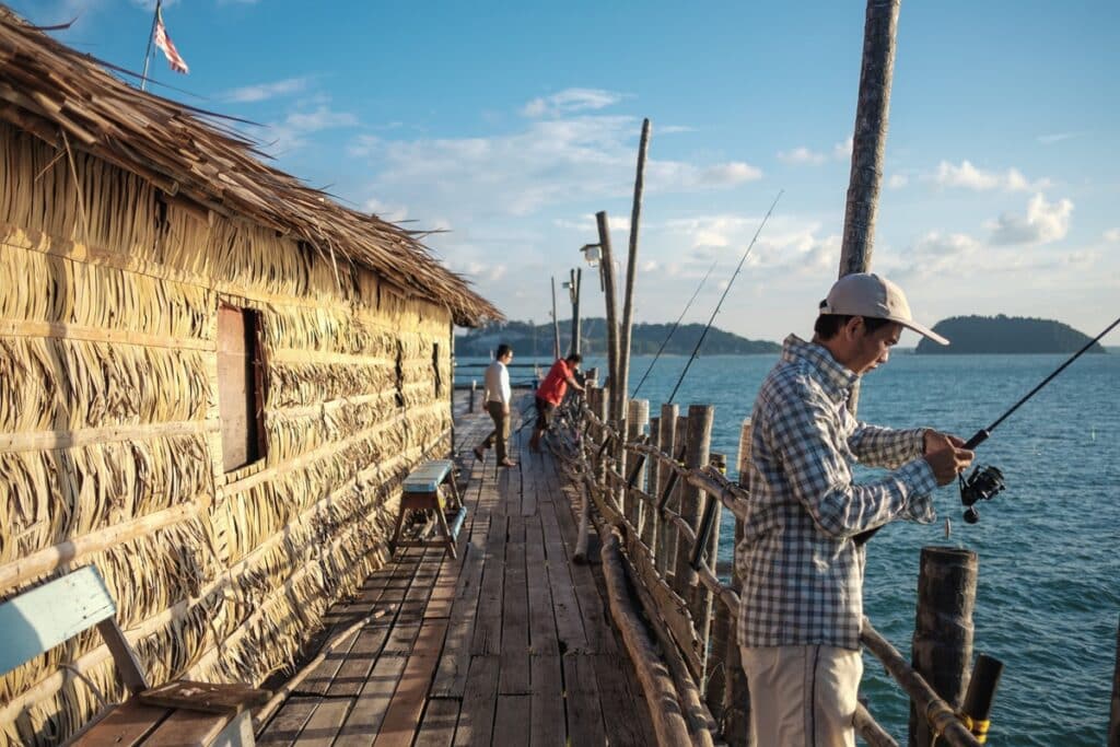 pêcheur sur un kelong en Malaisie