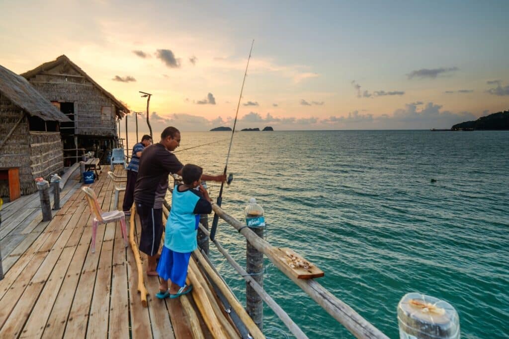 pâcheurs sur un kelong