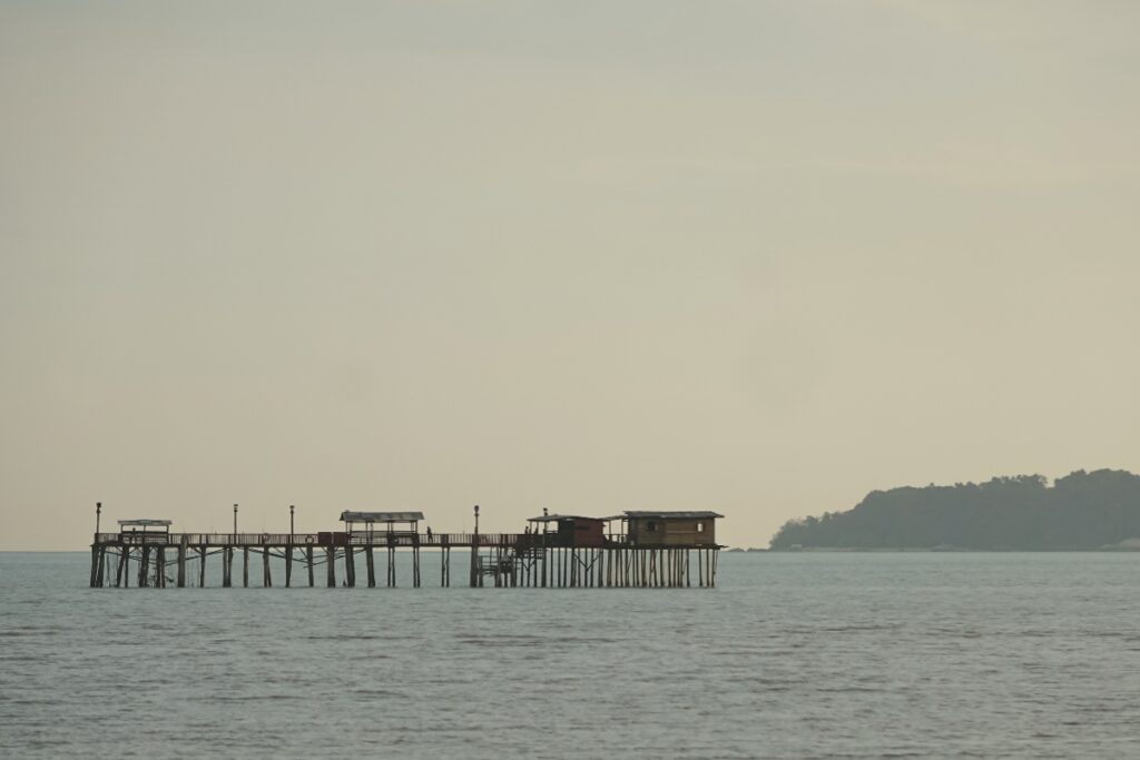 vue sur un kelong au loin