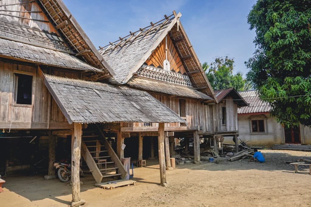 maison traditionnelle en bois sur pilotis de Luang Prabang