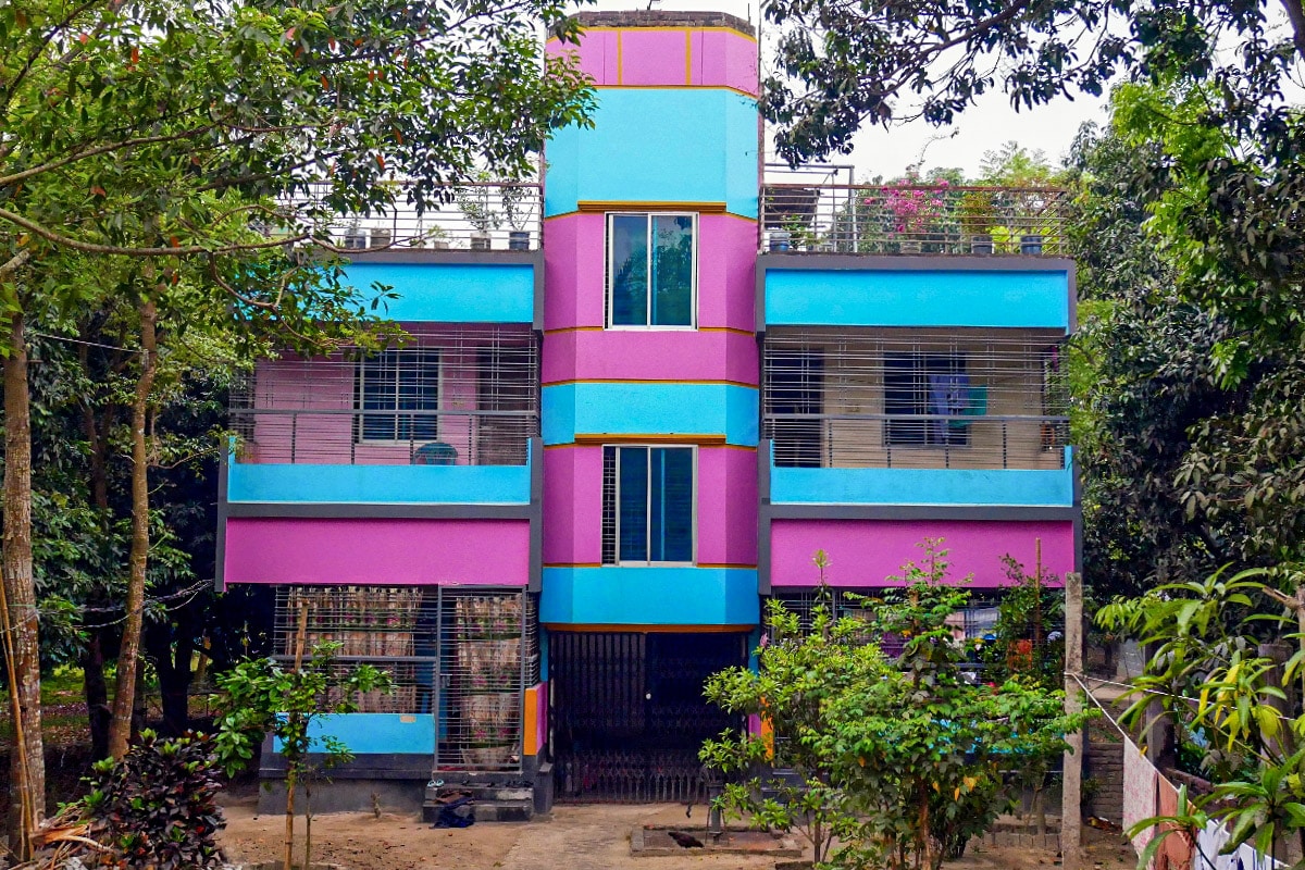 les maisons colorées en béton du Bangladesh