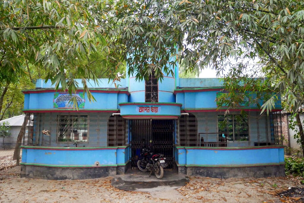 maison bleue en béton au Bangladesh