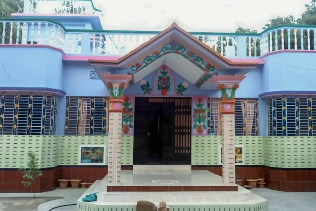 maison colorée en béton du Bangladesh