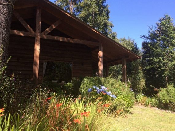 Magnifique maison en bois dans la forêt chilienne