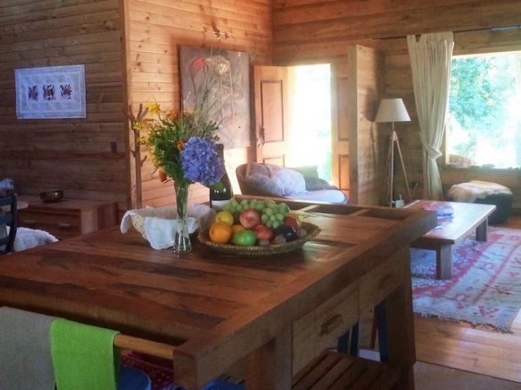 Magnifique maison en bois dans la forêt chilienne