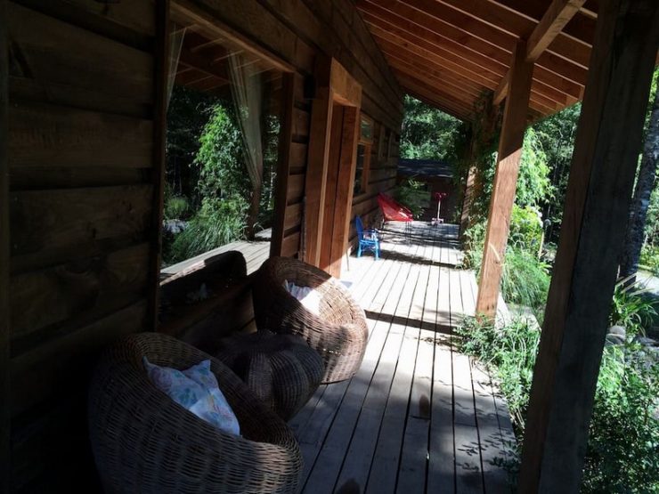 Magnifique maison en bois dans la forêt chilienne