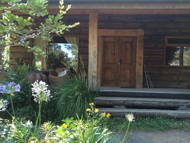 Magnifique maison en bois dans la forêt chilienne