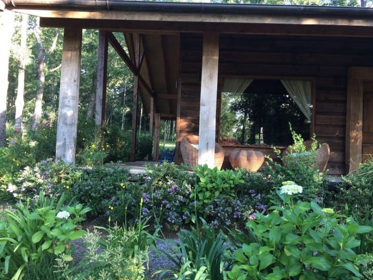 Magnifique maison en bois dans la forêt chilienne