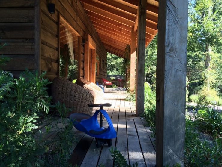 Magnifique maison en bois dans la forêt chilienne