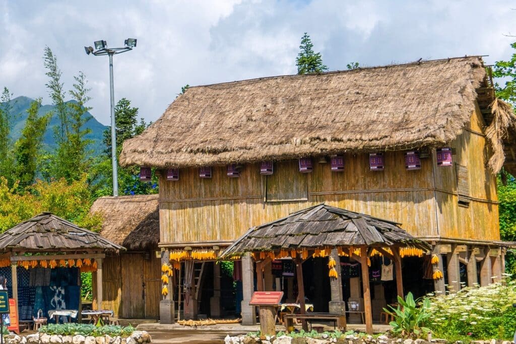 maison traditionnelle Hmong sur pilotis