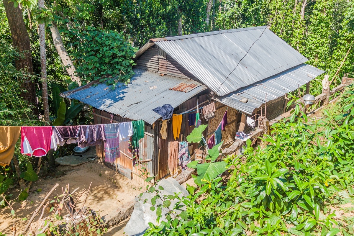 maison rurale au toit de tôle au Bangladesh