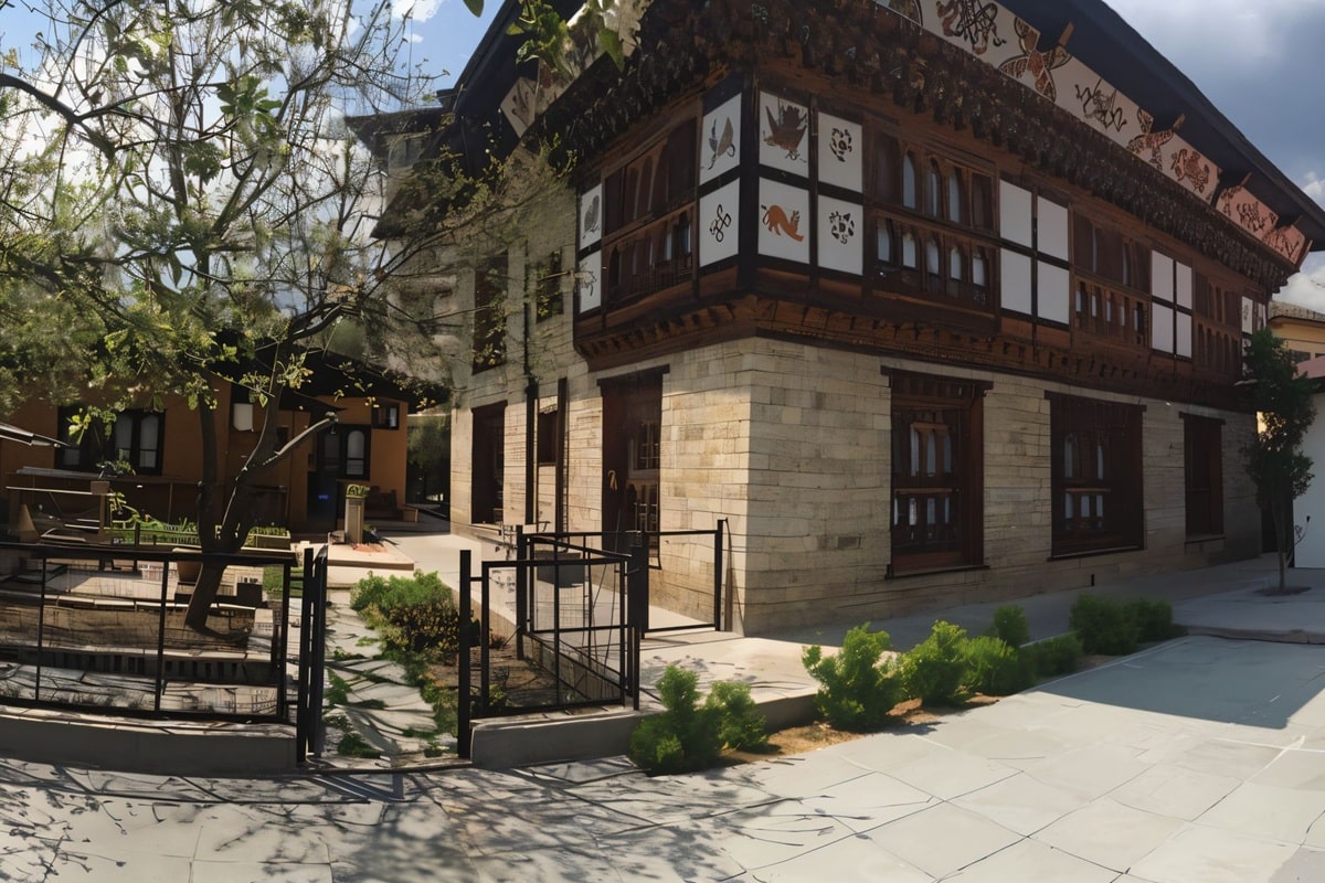belle maison traditionnelle bhoutanaise