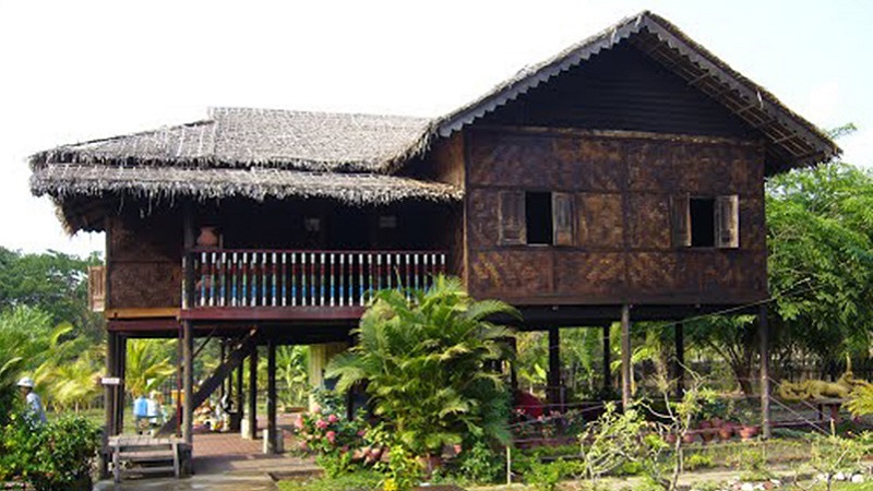 village de maisons birmanes