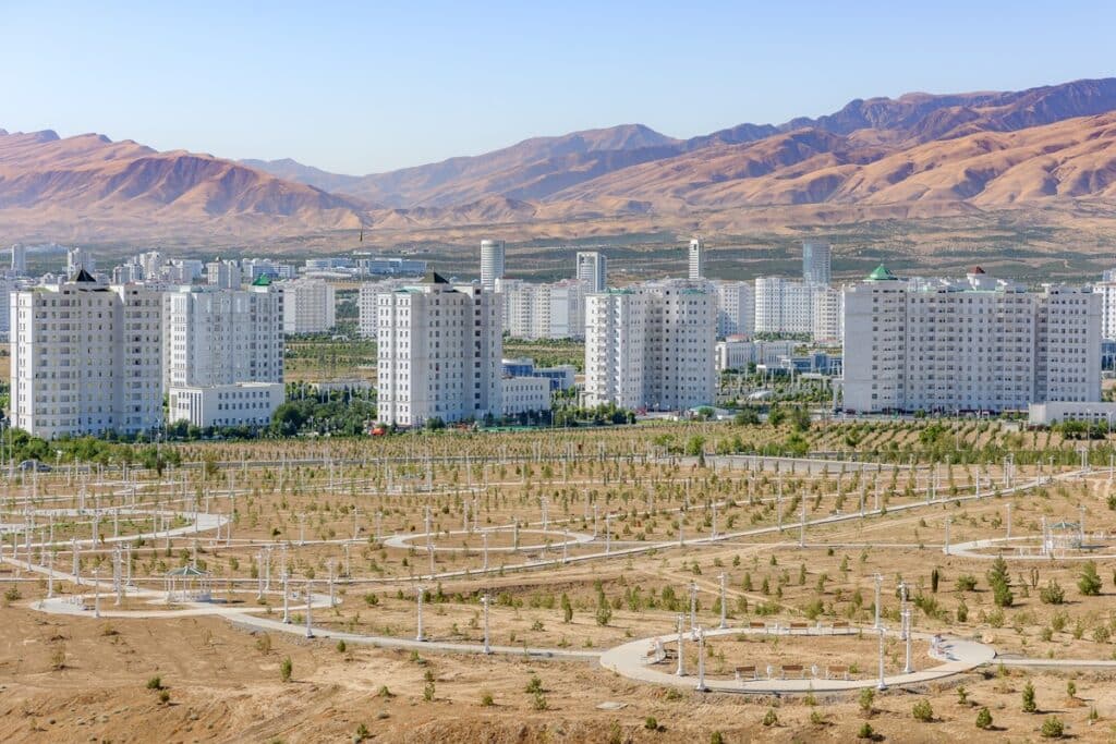 immeubles de marbre blanc à Achgabat