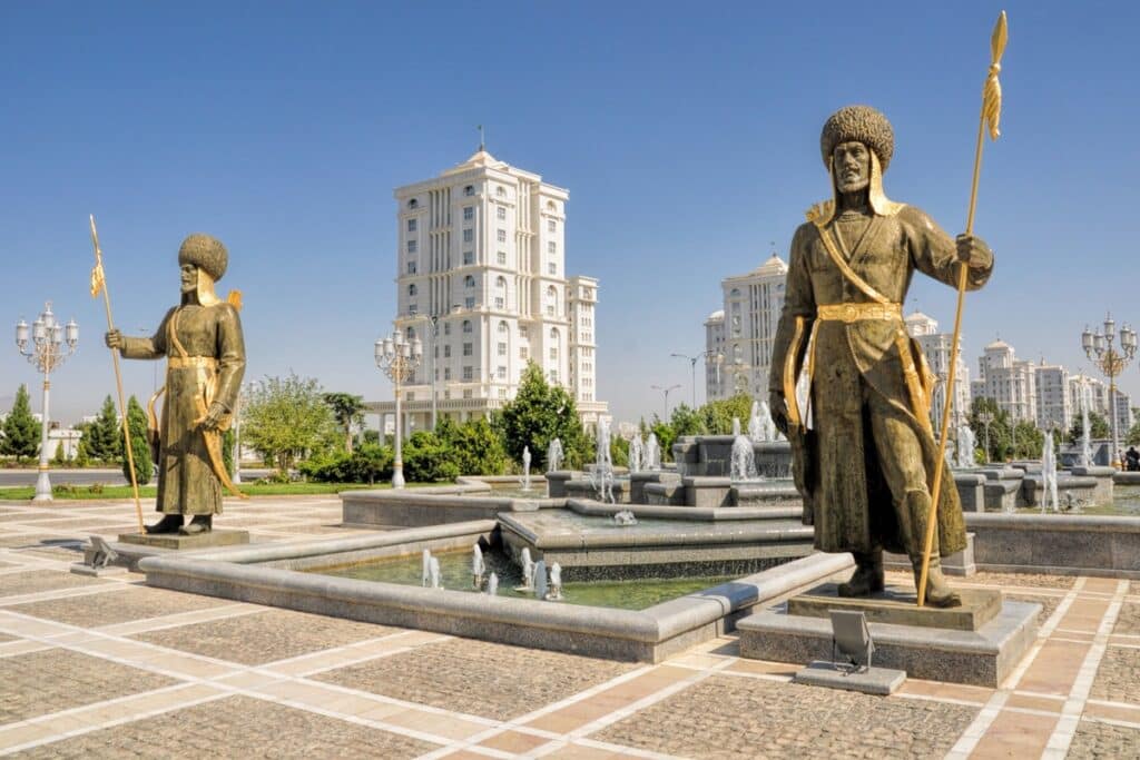 Achgabat immeuble et statues