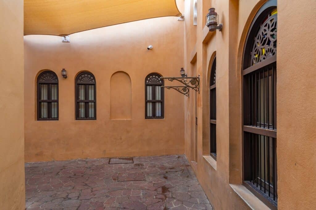 rue et murs en pisé de Katara Cultural Village