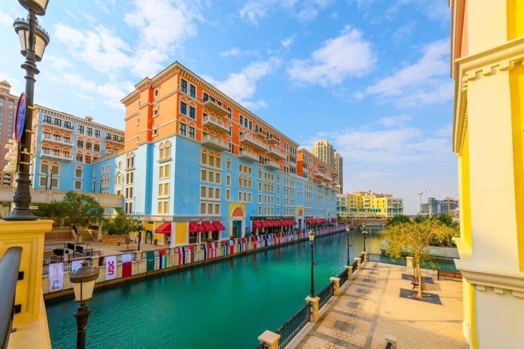 bâtiments colorés de Qanat Quartier