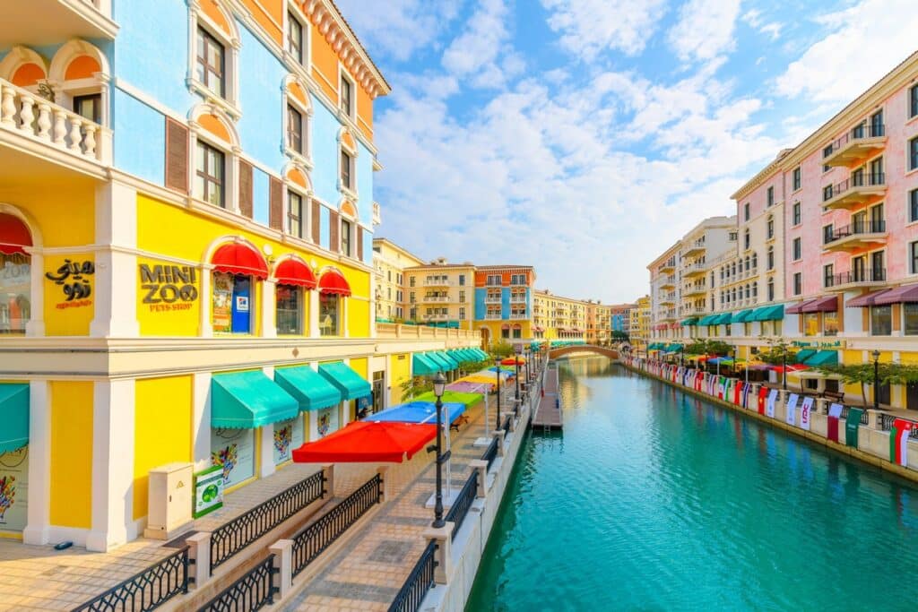 Qanat Quartier maisons colorées et canal