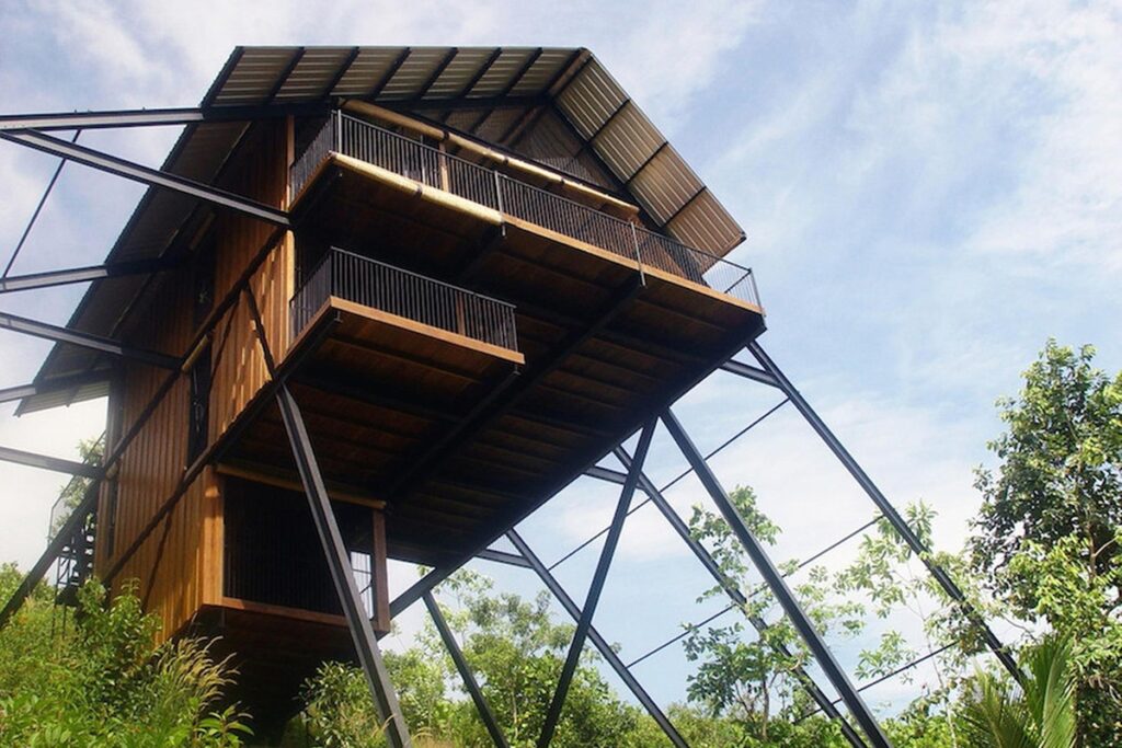 Superbe bungalow moderne en bois à trois niveaux au Sri Lanka