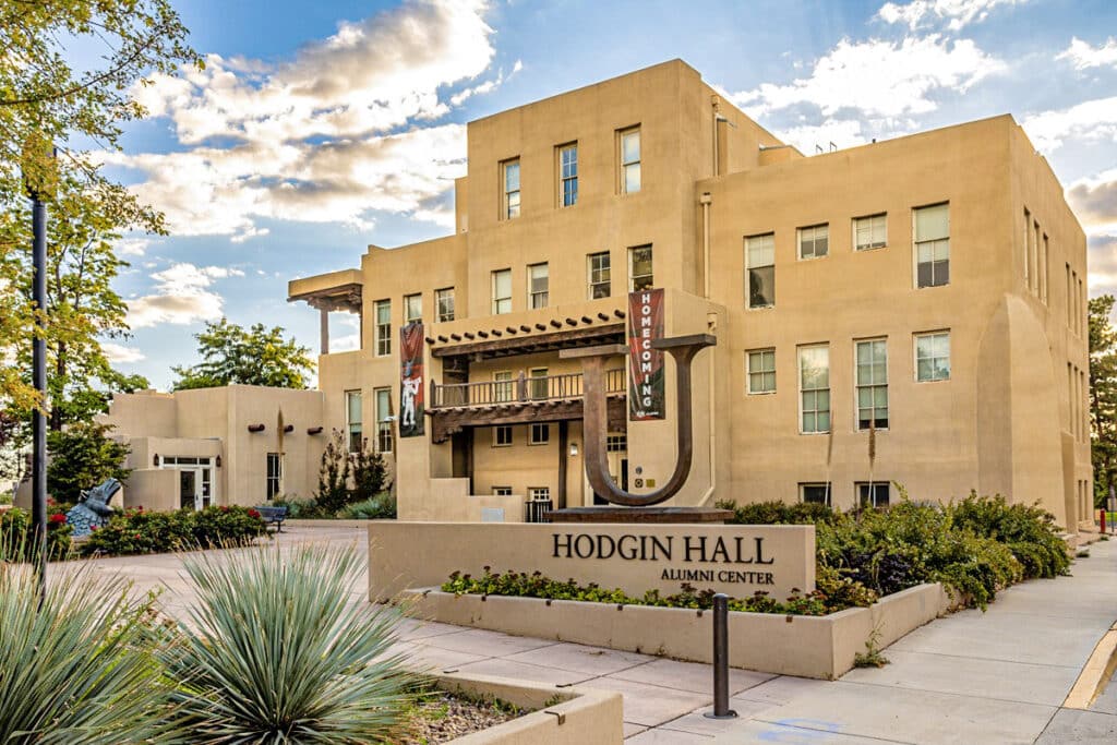 University of New Mexico (Albuquerque, 1938) : œuvre majeure de John Gaw Meem, architecte clé du style. Ses volumes massifs et ses patios montrent la version institutionnelle du Pueblo Revival.