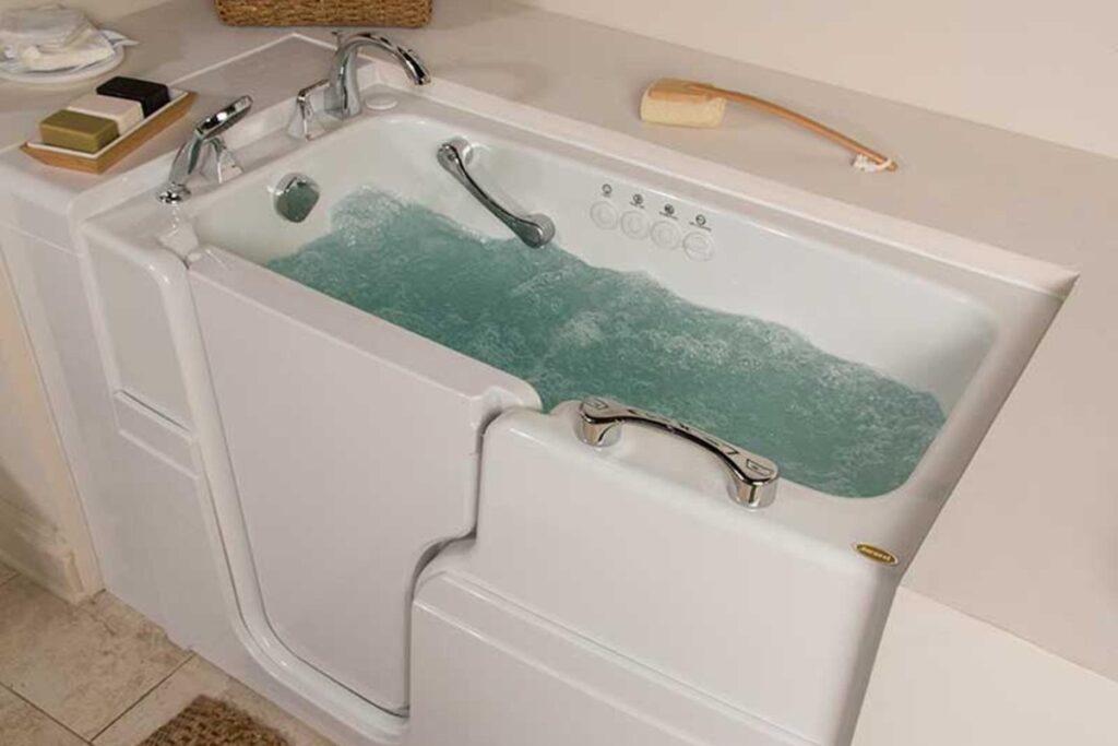 baignoire à porte remplie d'eau