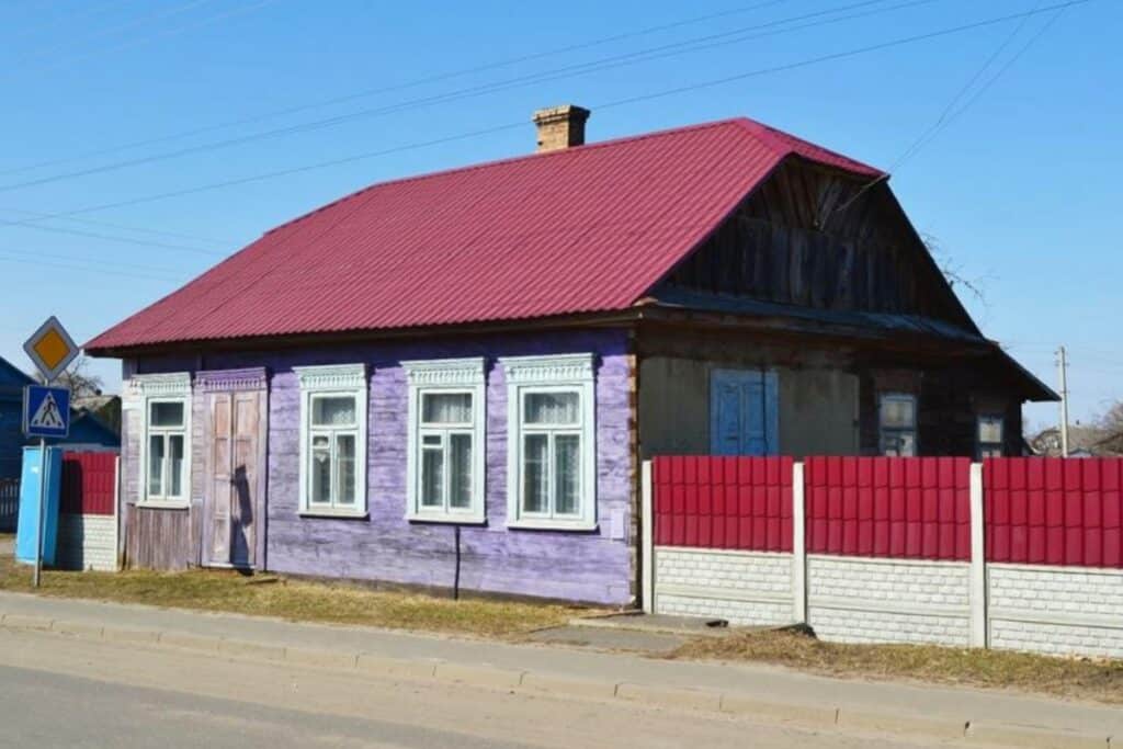 maison colorée village biélorussie