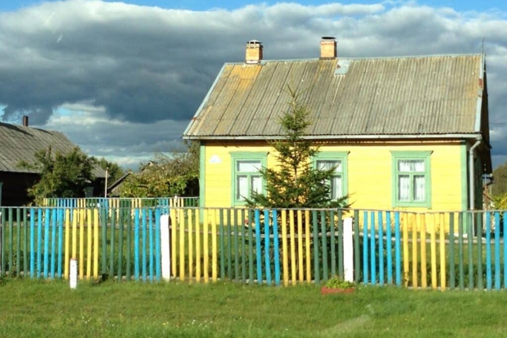 maison jaune village biélorussie