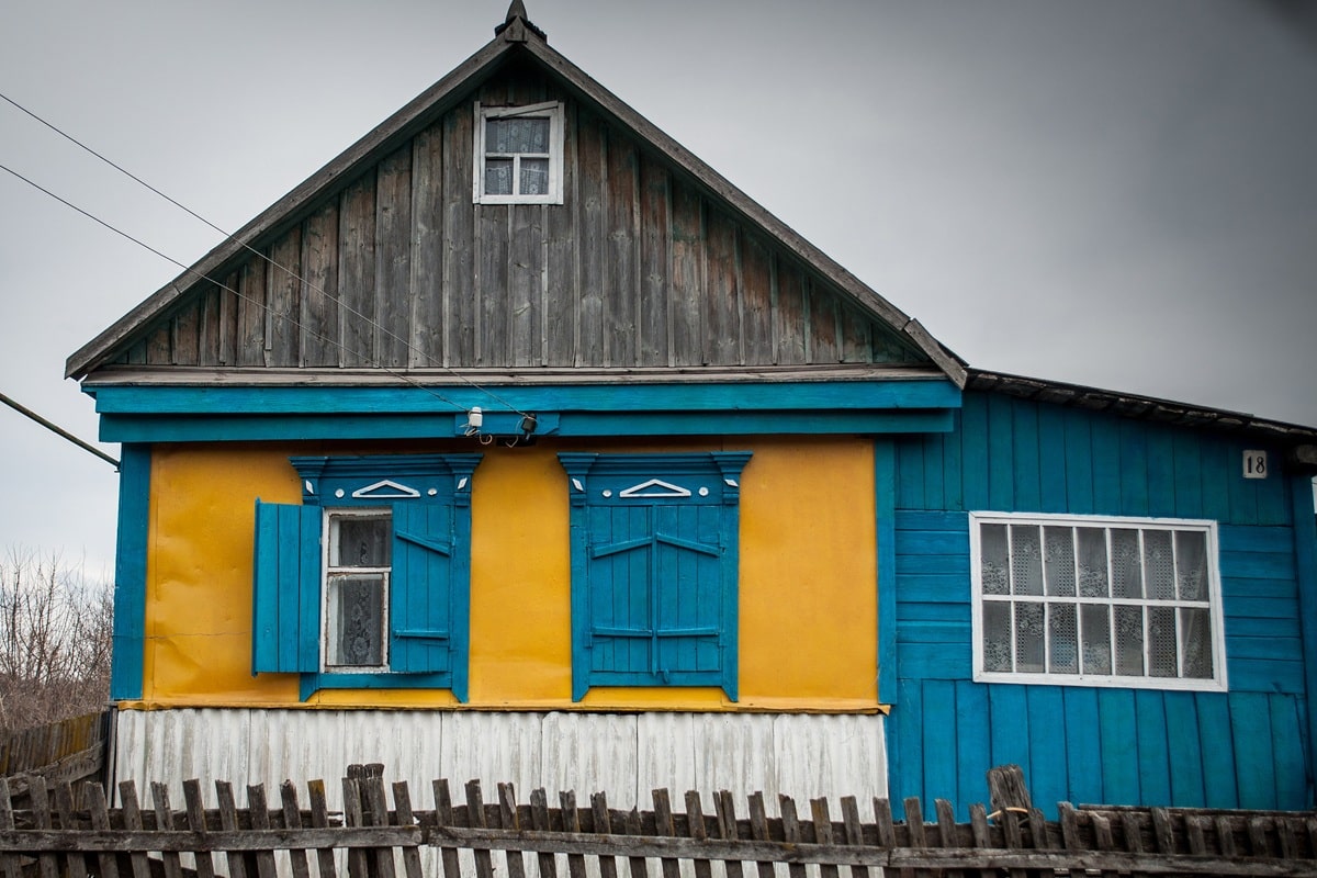 maison colorée dans un village de Biélorussie