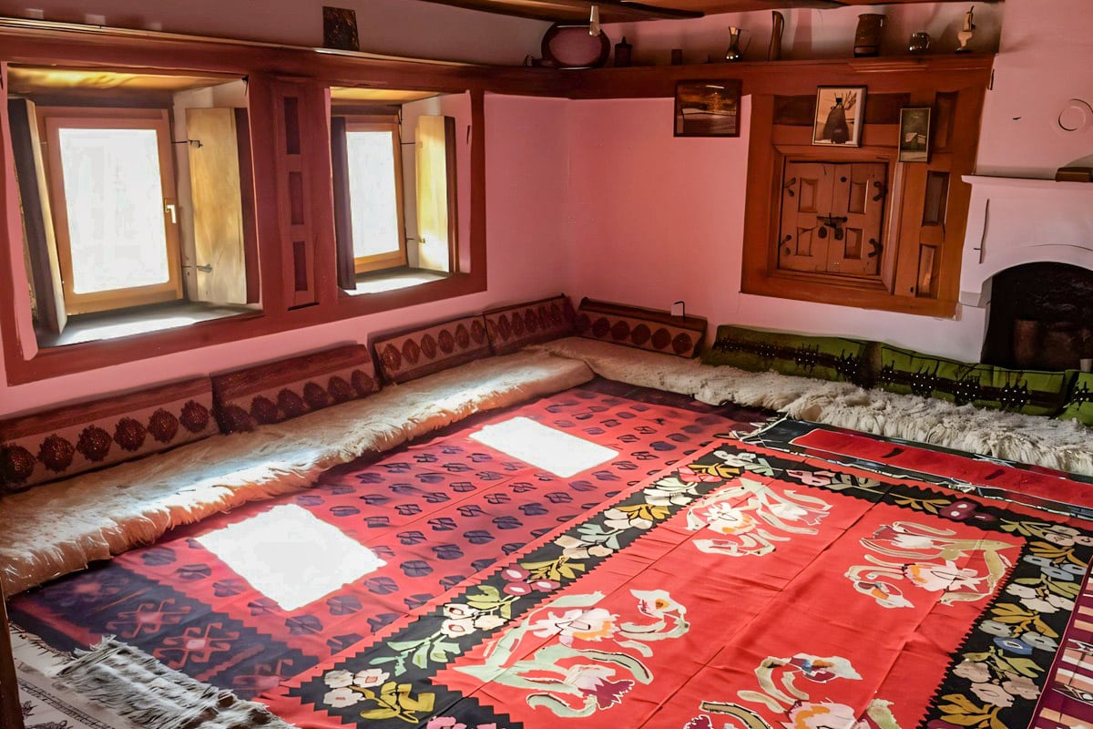 intérieur d'une kulla albanaise