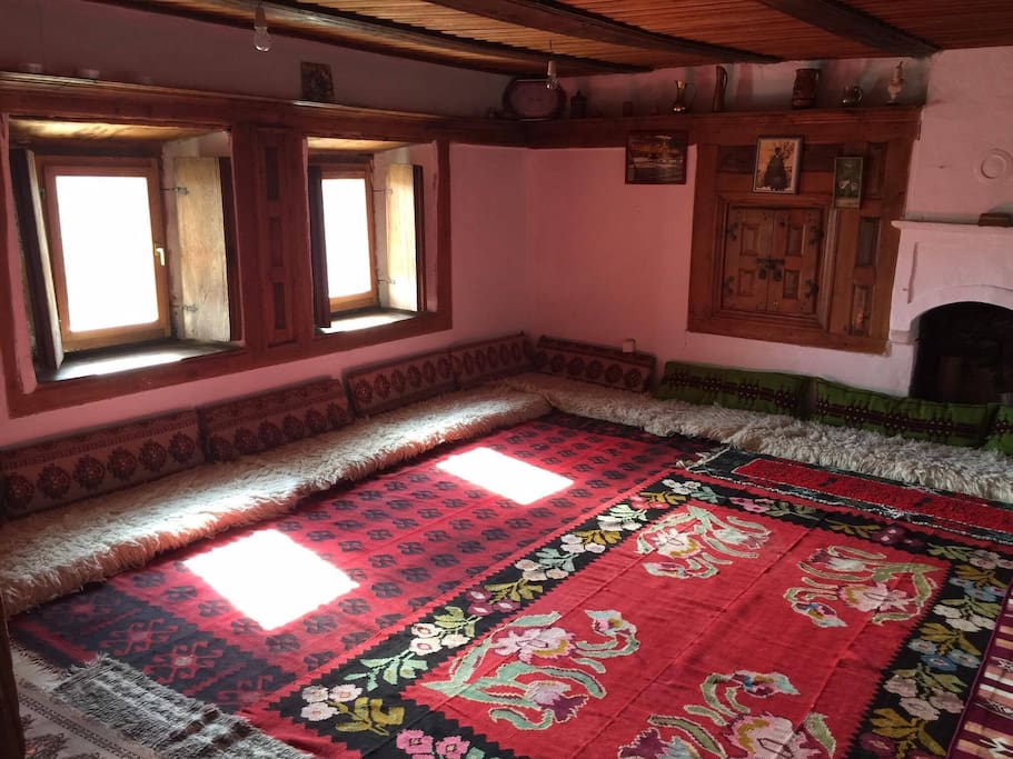 intérieur maison tour kulla albanie