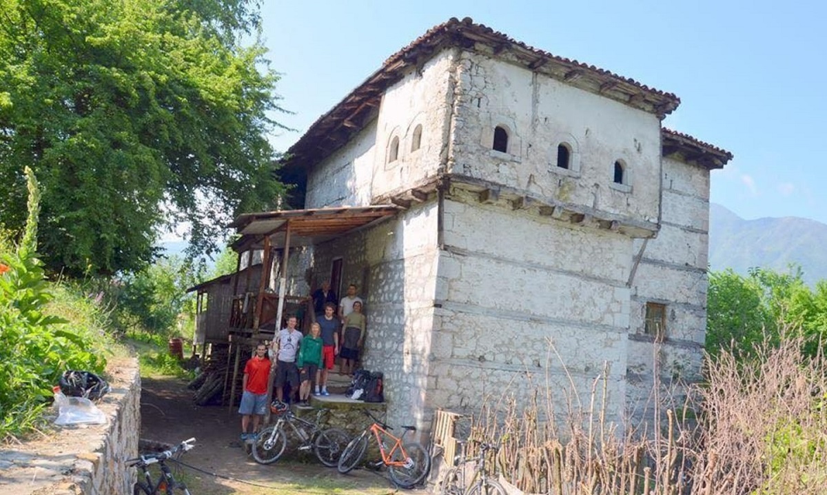 maison pierre traditionnelle albanie
