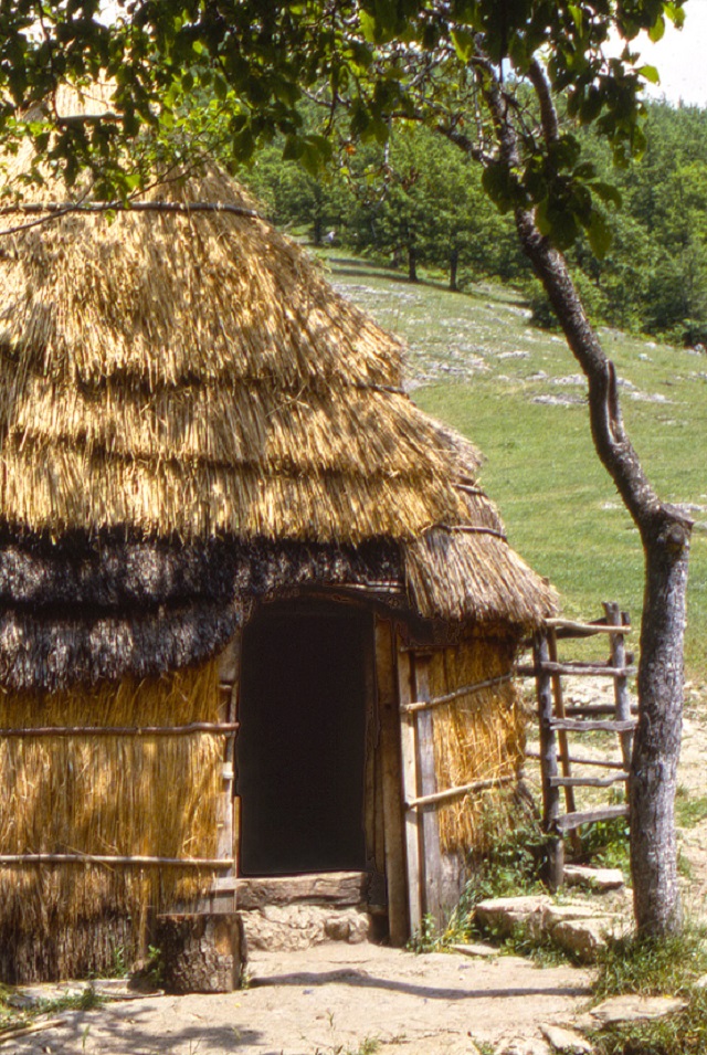 maison chaume en bosnie