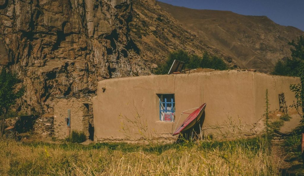 maison rurale en terre au tadjikistan